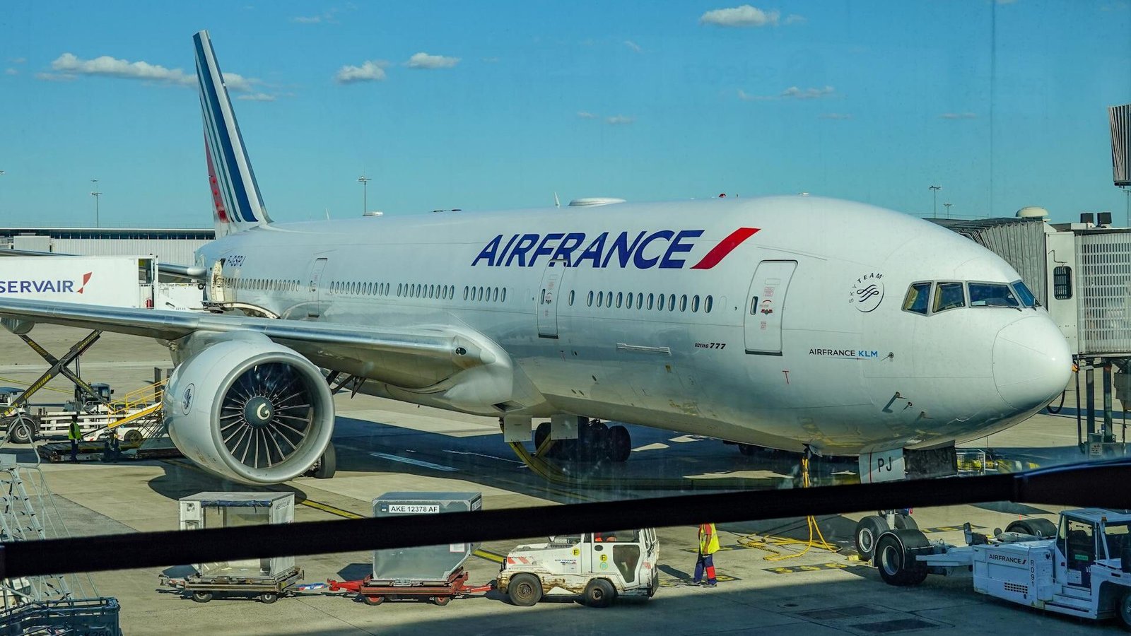 Shipping Sensitive Goods to Dubai by Air: Complete Guide for Liquids, Powders & Batteries