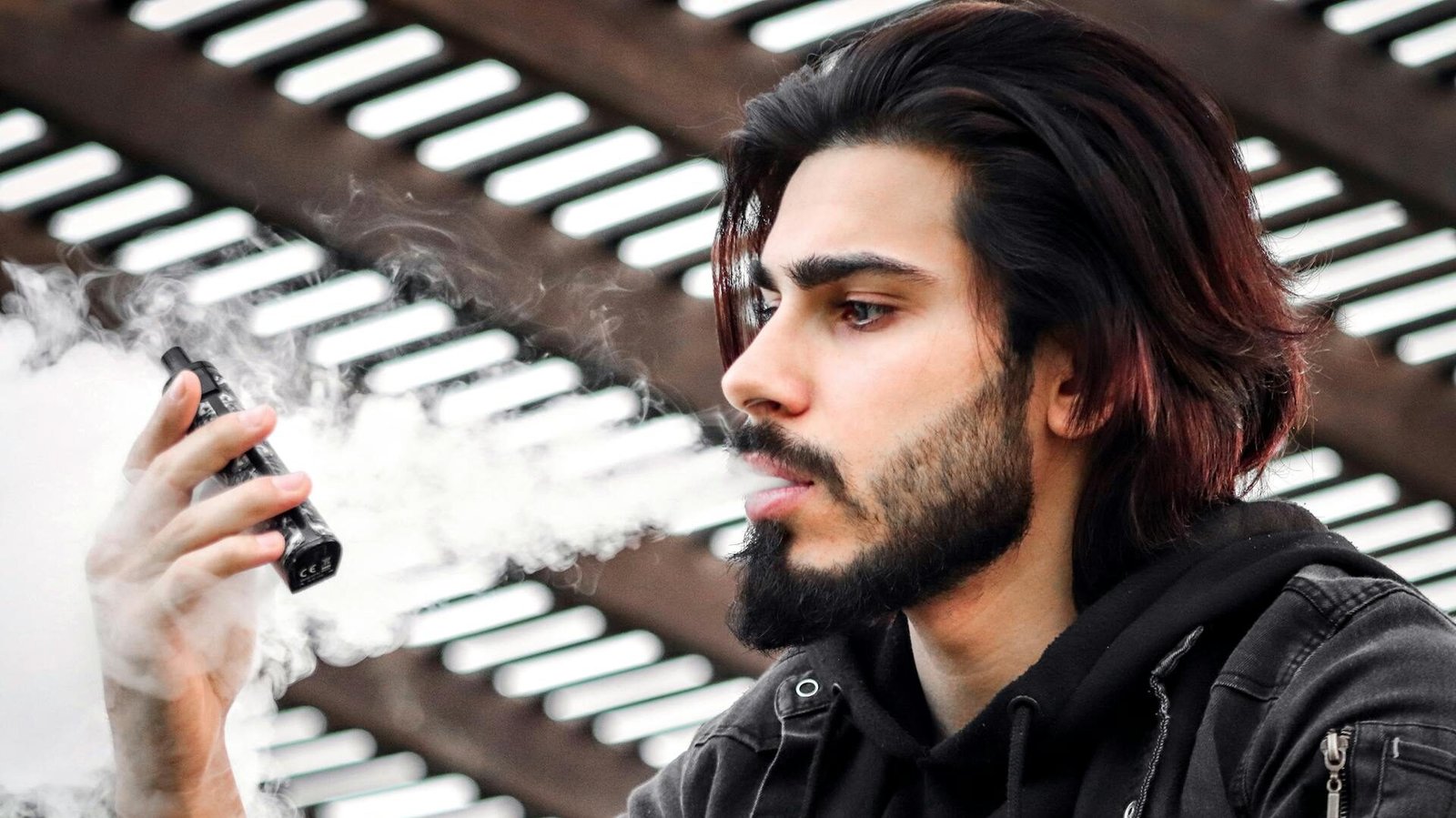 Indian E-cigarettes: The "Tempting Bomb" on the Edge of Legality Amidst the Ban-Black Market Tug-of-War